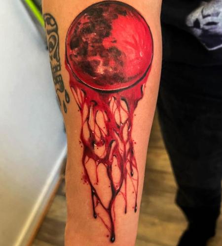 Ariana, blood-moon, surrealistisk-color-tattoo, underarm