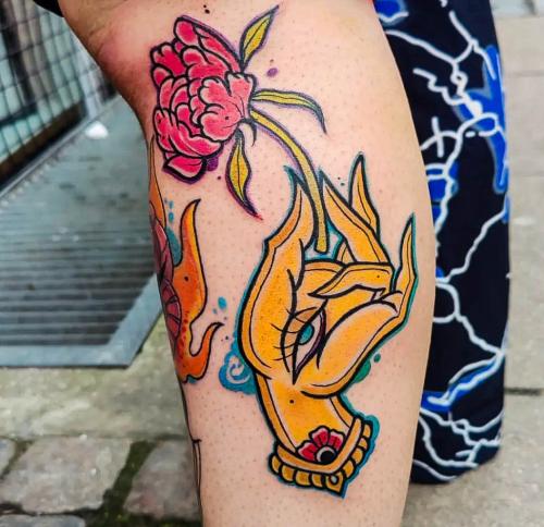 Ariana, color-tattoo, læg