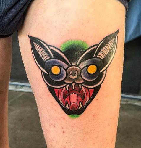 Ariana, flagermus, traditionel-color-tattoo, lår