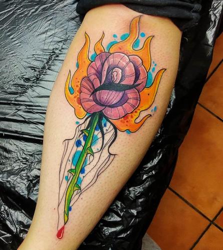 Ariana, flower-color-tattoo, læg
