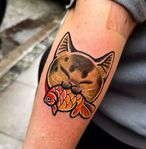 Ariana, kat-med-fisk, traditionel-color-tattoo, underarm